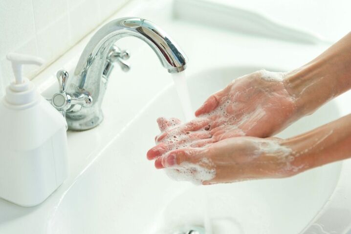 washing hands with soap to prevent worms