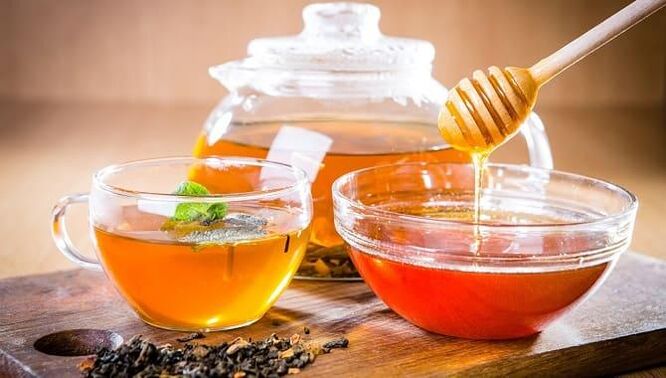Medicinal tea with honey against parasites in the body